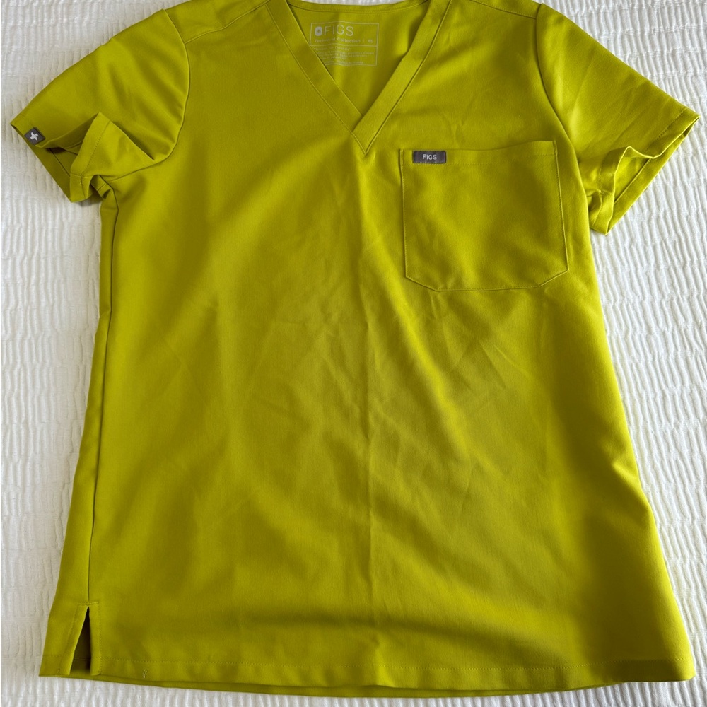 Figs Catarina One-Pocket Scrub Top and Zamora Jogger Scrub Pants